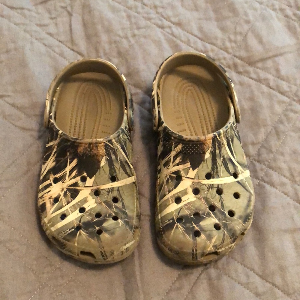 Camo crocs boys